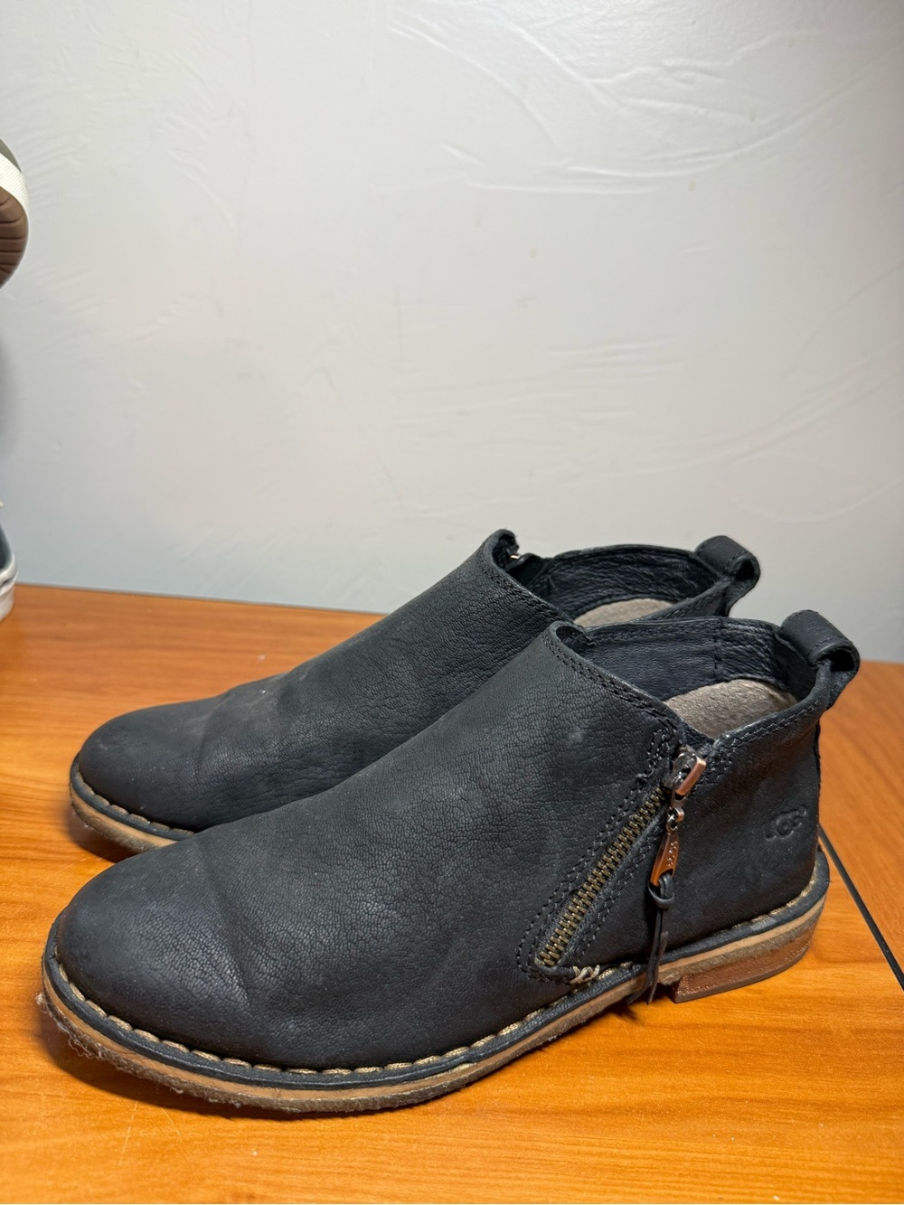 Ugg Clemetine Black Leather Low Top‎ Bootie Side Zip Business Casual Ankle Boot